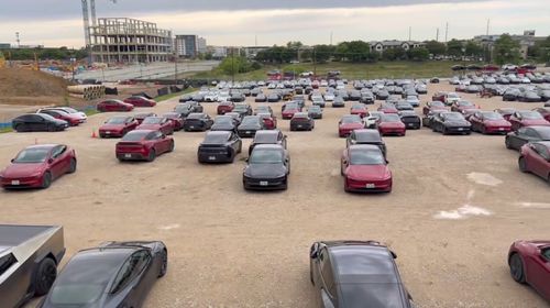 煥新Model Y 網約車蜂擁而至，提車的熱潮揭示AI司機日常另一面